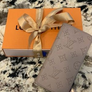 Louis Vuitton cell phone case!!